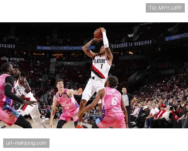 开拓者队西蒙斯加练左手传球，以丰富进攻手段