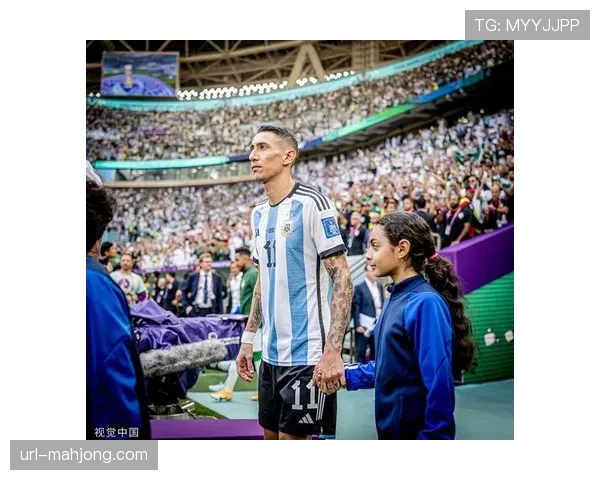 特写:终场哨响,老将迪马利亚安慰在边路屡失良机的年轻队友