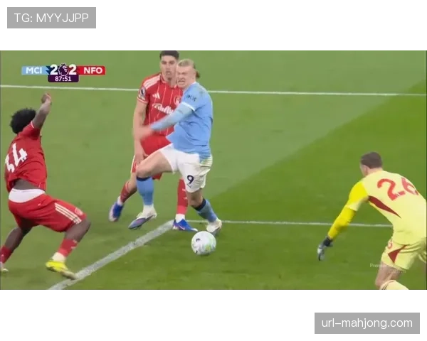 瞬间特写:点球被扑出后,哈兰德仰面躺在草皮上,久久没有起身